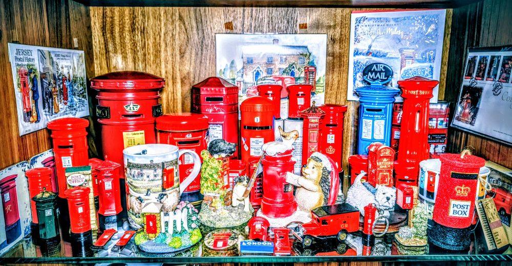 Display of (mainly) #postbox miniatures. @maltmusings.bsky.social 