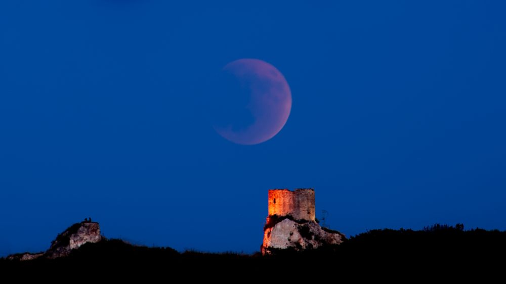 Úplné zatmění měsíce nad Torre Marrana.

(tripod; Ilce-7M2; tamron 28-200 Di III RXD; 2km, 200mm, 5 sec., ISO-100, f5,6)