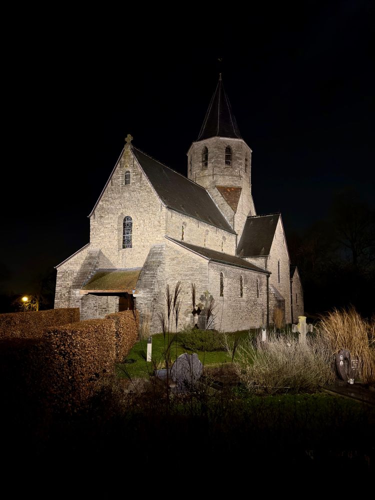Afsnee Communal Churchyard

#nn
#Afsnee, Gent 🇧🇪 
Romanesque Church XII-XIII

Historic organ, Lovaert (1842)

#romanesque #art @bsky.art 
#photooftheday #photography 
#streetphotography 
#music #organ 🎹
#monument
