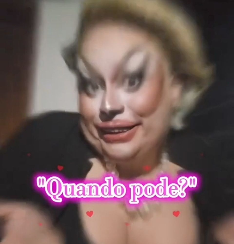Mulher loira com maquiagem drag e em rosa a legenda quando pode?