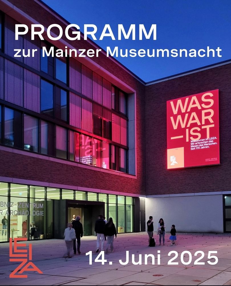 Nächtliches Bild vom Eingang ded LEIZA, Text: Programm zur Mainzer Museumsnacht
15. Juni 2025