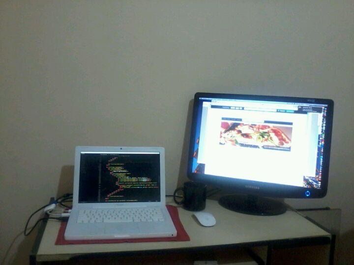 Macbook white com monitor Samunsg. 