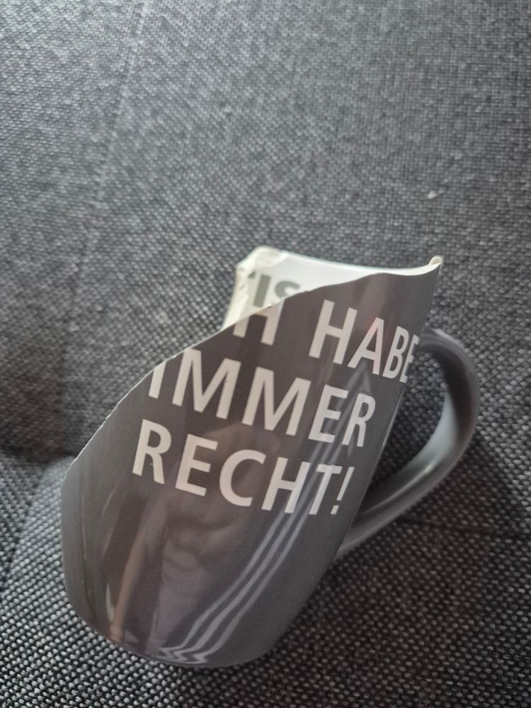 Eine kaputte "ich habe immer Recht" Tasse von juris 