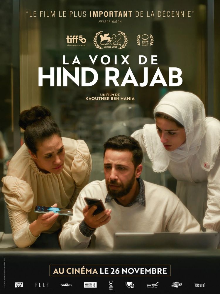 L’affiche utilise une composition centrée, structurée autour d’une photographie en plan rapproché montrant trois personnages regroupés autour d’un téléphone. Le personnage principal est placé au centre, légèrement en avant, tenant un smartphone ; deux autres figures encadrent la scène à gauche et à droite, inclinées vers l’écran. L’éclairage intérieur produit des tons chauds, et l’arrière-plan flou met en valeur la zone centrale. La typographie principale est disposée dans le tiers supérieur : « la voix de hind rajab » apparaît en grandes lettres blanches sans empattement, centrées, avec un interlettrage régulier. Au-dessus, une citation critique et trois blocs de distinctions de festivals sont alignés horizontalement, en petites capitales dorées. Sous le titre, la mention « un film de Kaouther Ben Hania » apparaît dans un corps réduit. En bas de l’affiche, un cartouche noir contient la date de sortie en blanc, encadrée d’un filet doré. La ligne de logos de partenaires et soutiens occupe le pied de page.