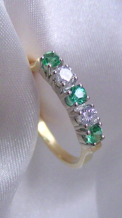 (pt-br) Anel de diamantes e turmalina paraiba. 
(en-int) A ring with diamonds and paraiba toumalines

https://www.catawiki.com/de/c/313-schmuck
https://www.youtube.com/watch?v=2zAlU38KIGM