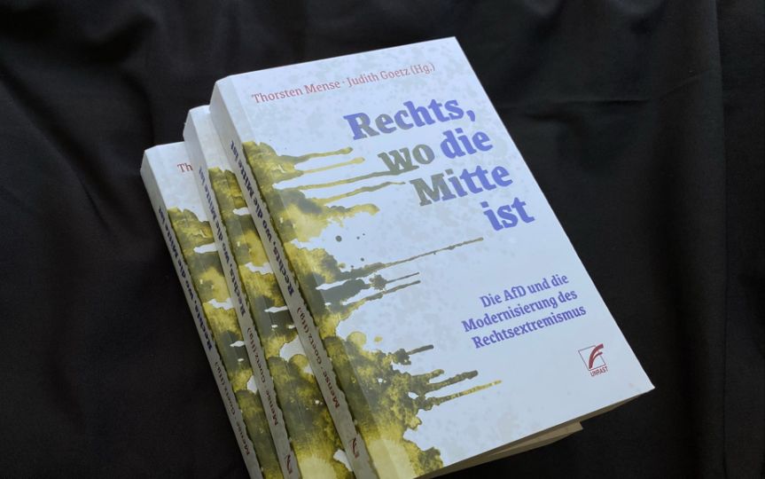 3 Bücher übereinander gestapelt von „Rechts, wo die Mitte ist“