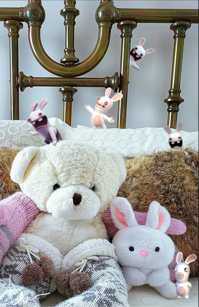 Des lapins crétins surgissent de derrière le lit et les coussins de Lou.