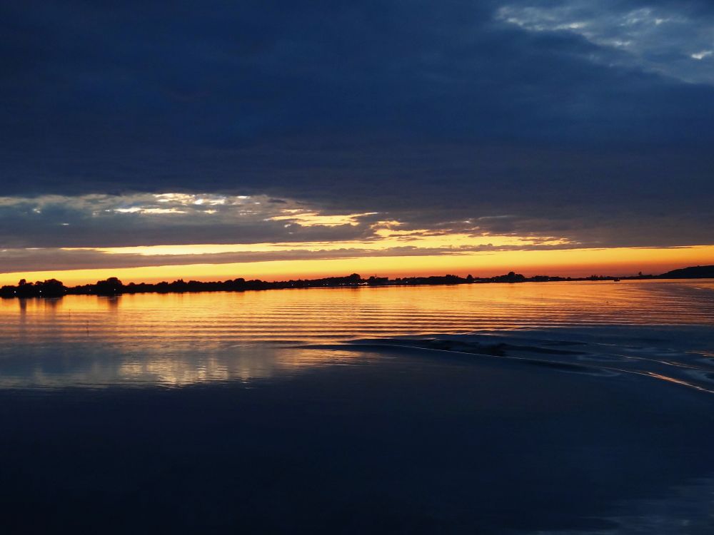 Sonnenuntergang am Meer

Durch das spiegelglatte Meer spiegelt sich der Sonnenuntergang 