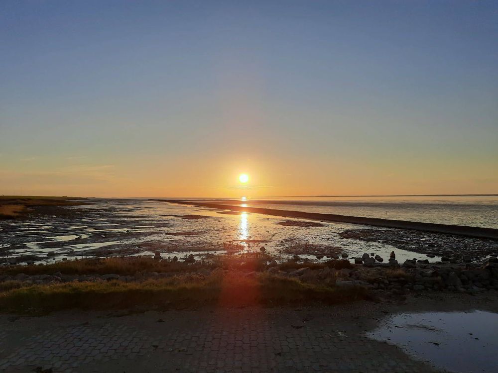 Die aufgehende Sonne bei Ebbe über der Nordsee... Blick von Nordstrand auf die Nordsee,  bei Ebbe...