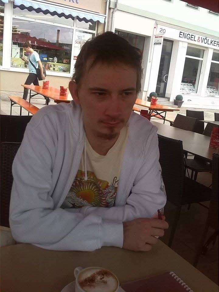 Immobilien (rechts) oder doch Augenoptiker  (links im Hintergrund)? Ich sitze dazwischen,  wenn auch etwas mehr im Fokus & warte aufs Mittag in einem indischen Restaurant.