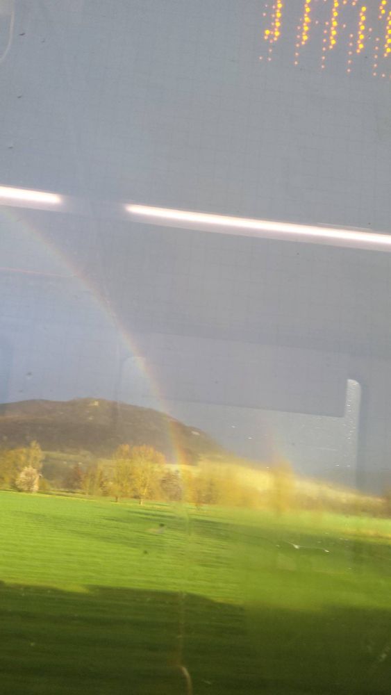 Regenbogen über der Kunitzburg,  aus der SaaleBahn fotografiert.  Ist In Thüringen zwischen Jena & Porstendorf...