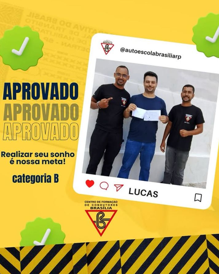 "Lucas posa sorridente ao lado de seus instrutores, segurando o papel de aprovação no exame de motorista. Ao fundo, aparecem as palavras 'Aprovado' e a frase 'Realizar seu sonho é nossa meta! Categoria B', destacando sua conquista na autoescola."