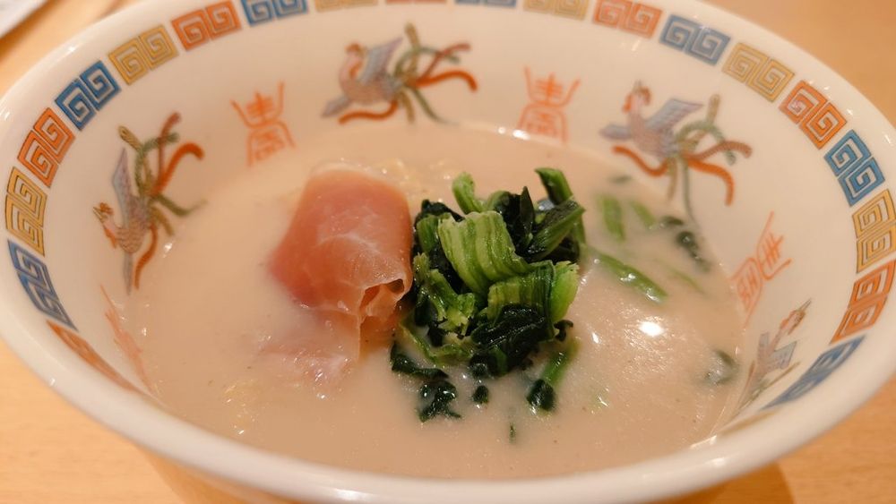 生ハムの原木ラーメン。ほうれん草と生ハムのトッピング