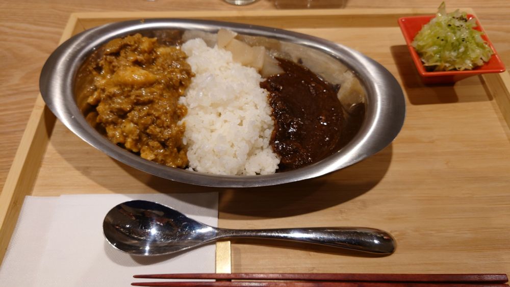 合掛けカレーがお皿に盛り付けられている。左から豚肉キーマカレー、ごはん、ビーフカレー