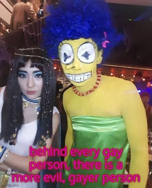 A Seulgi e o Kim Kibum numa festa à fantasia posando pra uma foto. A Seulgi está vestida de Cleópatra, enquanto o Key está de Marge Simpson, mas com uma pintura EMULANDO O PRÓPRIO DESENHO. Na imagem, a legenda "behind every gay person, there is a more evil, gayer person".