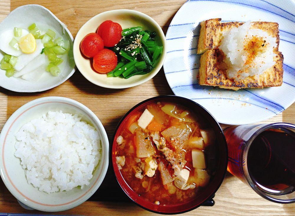 2025/11/15　の晩ごはんの写真。
蕪の酢橘甘酢漬け。湯剥きしたミニトマト3つ、小松菜のおひたし。焼いた絹揚げにたっぷりの大根おろしと生姜、七味唐辛子をトッピングしてある。
麦茶、豚汁、白米。