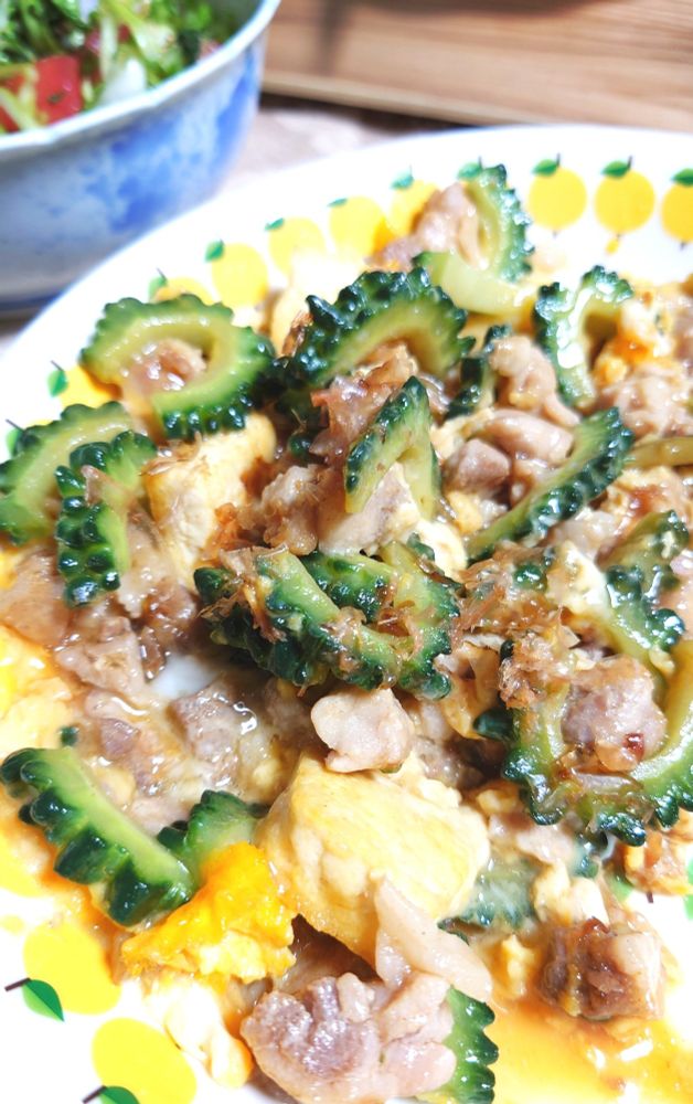 ゴーヤーチャンプルーをアップで撮った写真。ゴーヤーの緑が鮮やかで、肉に照りがある。