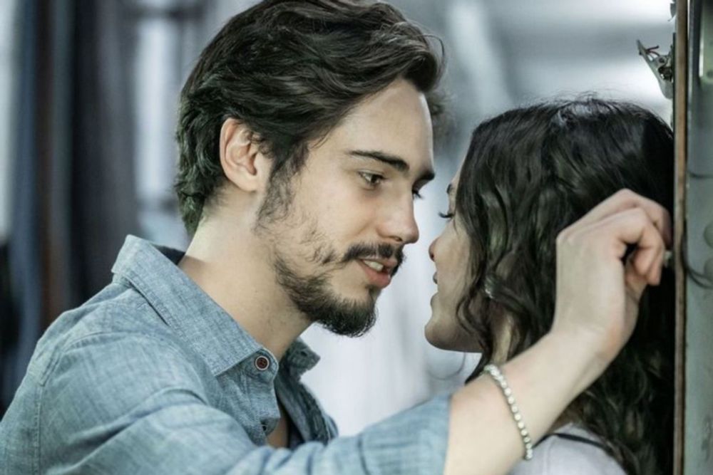 Danilo Mesquita e Bruna Marquezine exalam química em foto de série