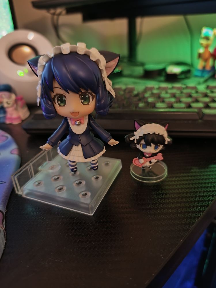 A Nendoroid figure of Cyan, an anime catgirl from Show By Rock. She is stood next to a smaller, more feline version of Cyan, also from Show By Rock