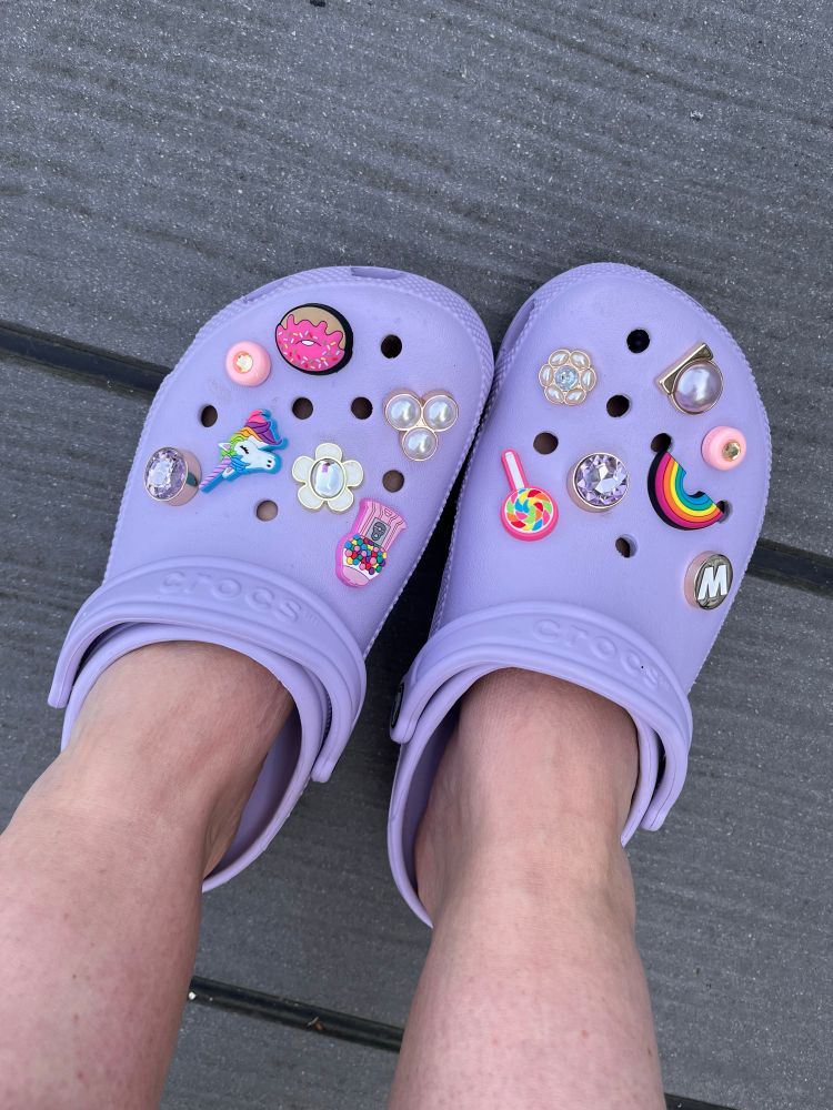 Fleiderfarbene Gummischlappen mit Glitzersteinen, Einhorn, Regenbogen und Perlen angezogen an meinen Füßen. 