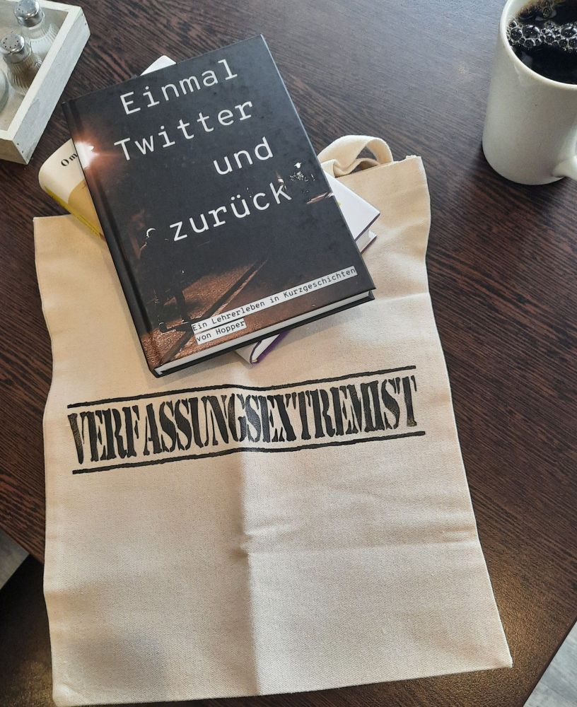 Buch von Hopper: Einmal Twitter und zurück 
Juter Jutebeutel von Perdita: Verfassungsextremist