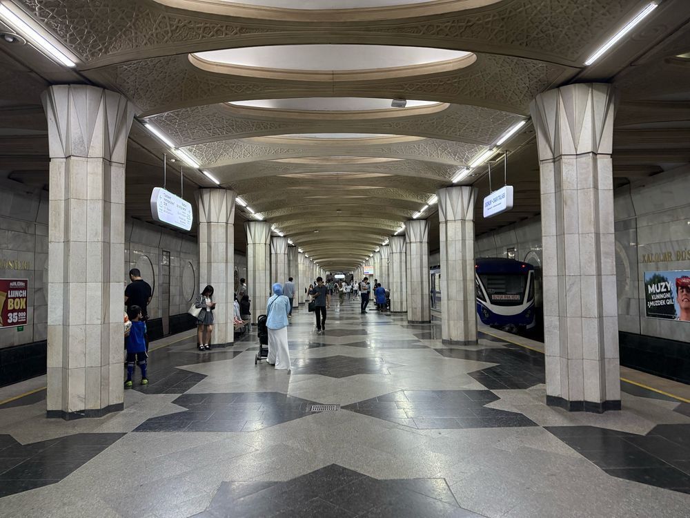 Ornate pillars and geometric shaped pattern on the floor of Xalqlar Do’stligi metro station