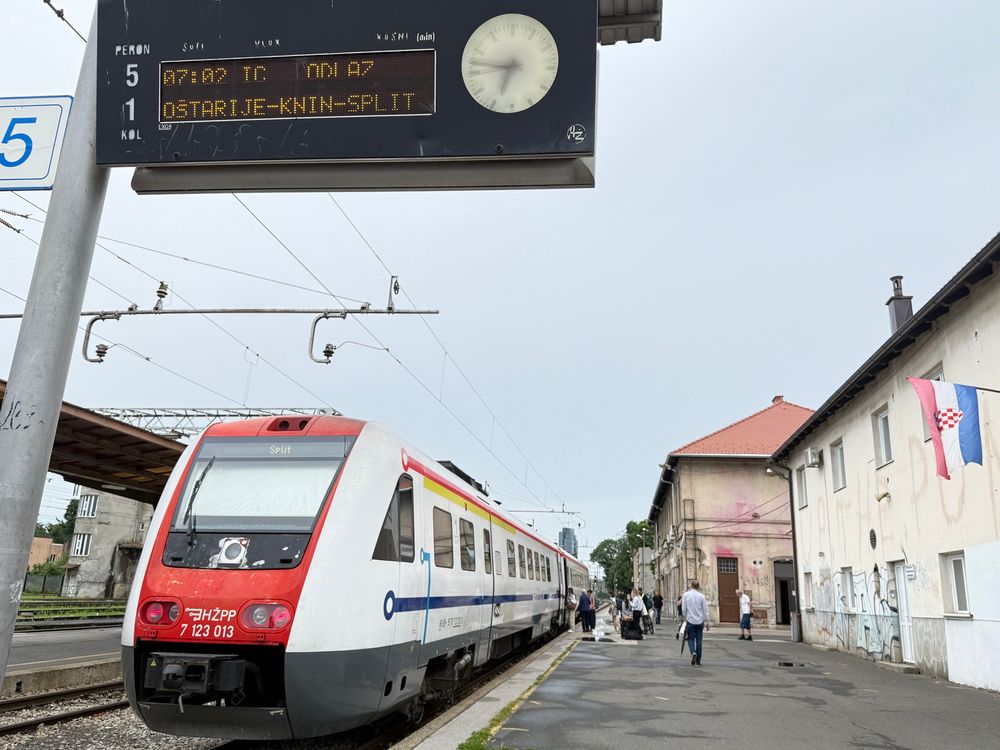 2 coach HZPP DMU at Zagreb Glavni kolodvor, awaiting departure time to Split
