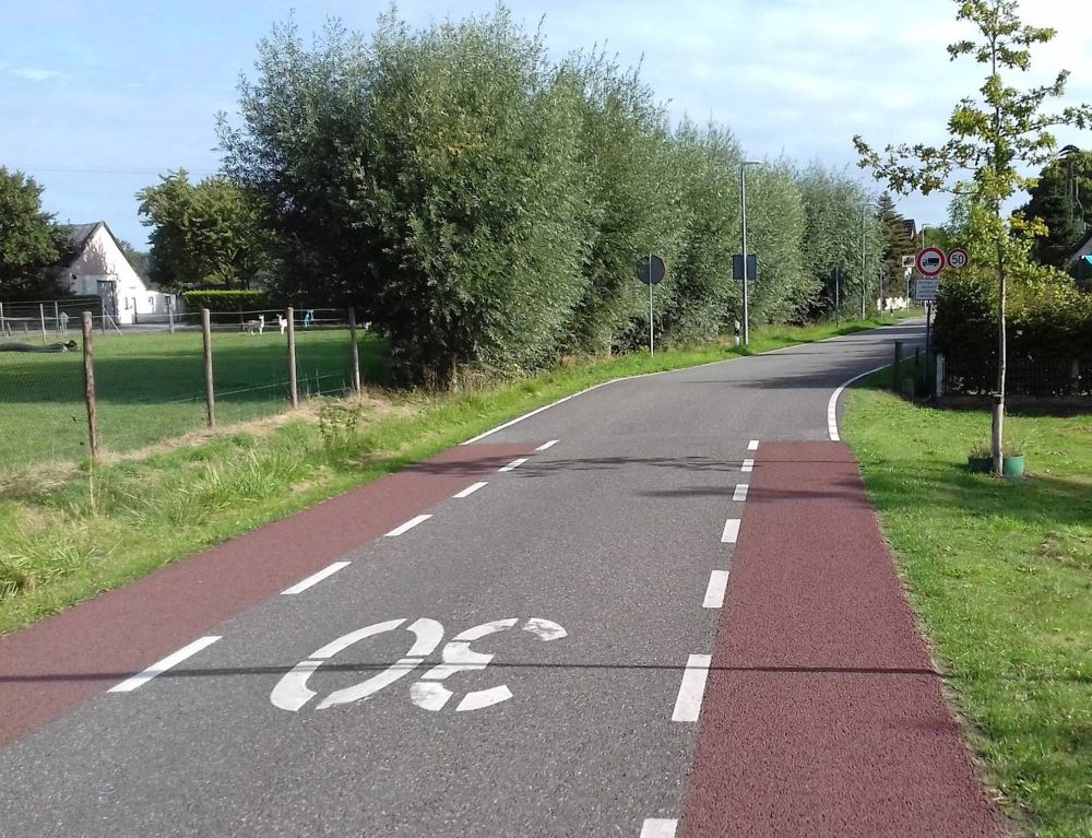 Zwei rote Radwege enden plötzlich auf der Straße.