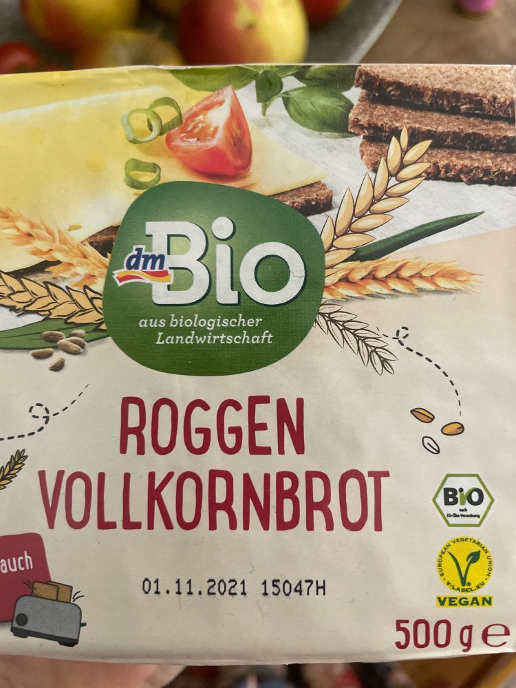Eine Packung vakuumiertes  Roggenvollkornbrot, Verfallsdatum 1.11.2021.