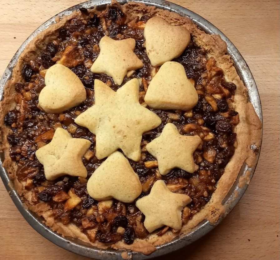 A pie made with apples,  raisins and pastry. A prototype mince pie. 