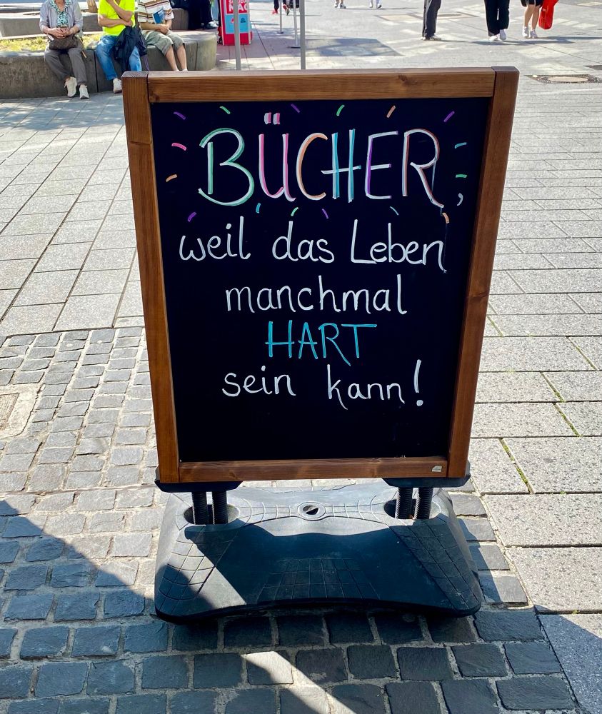 Ein Schild mit der Aufschrift Bücher weil das Leben manchmal hart sein kann