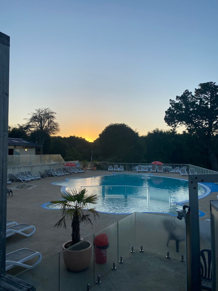 Sonnenaufgang an einem Pool