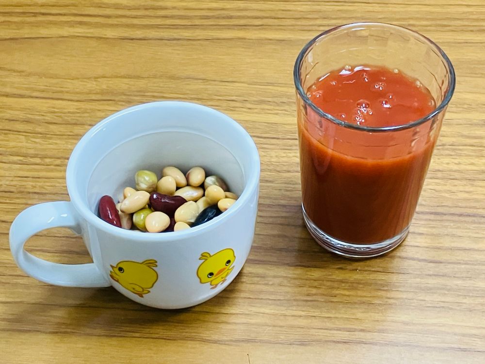 蒸し豆とトマトジュース