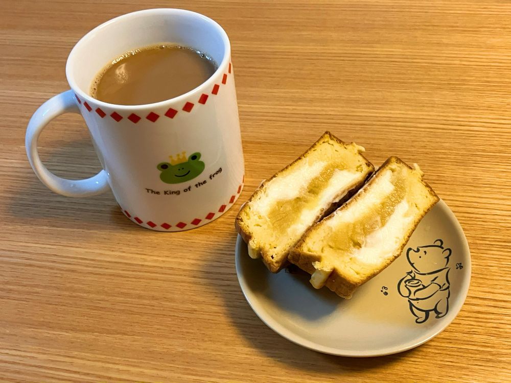 ２つに切られた大判焼き
中にはクリームチーズあん、さらにその間にレモンあんが入っている
飲み物はカフェオレ