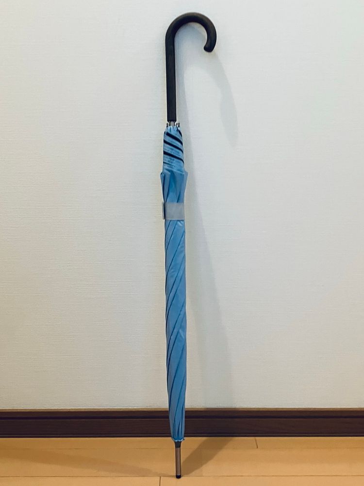 新しい青い日傘
壁に立てかけてある