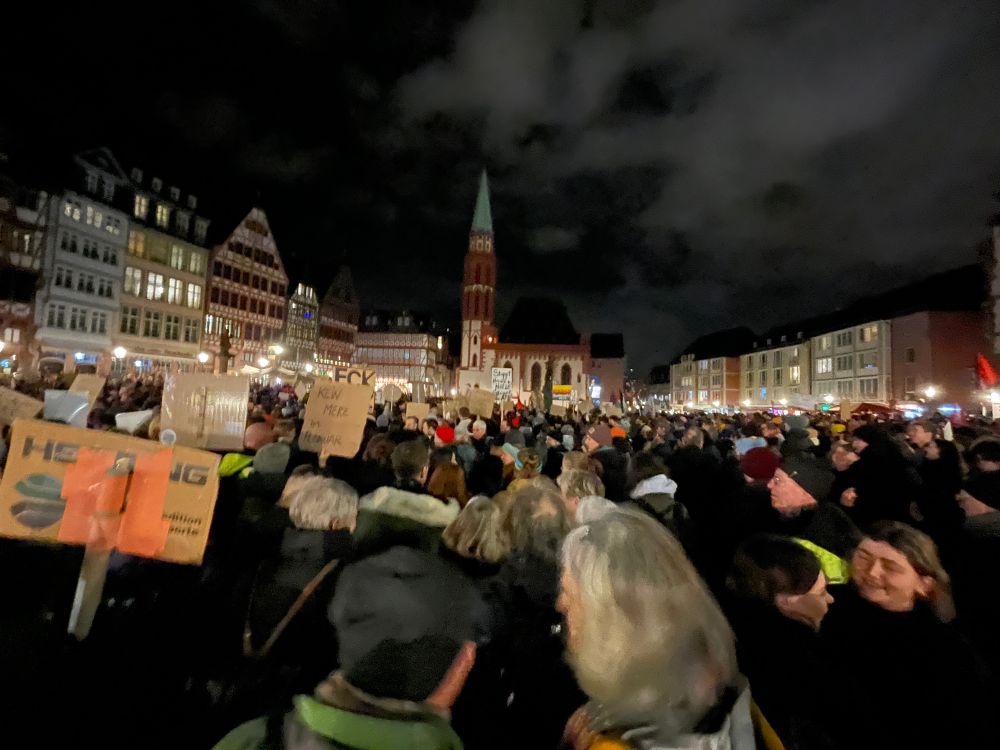 Ein Platz in Frankfurt (der Römer) gefühlt voller demonstrierender Menschen. 