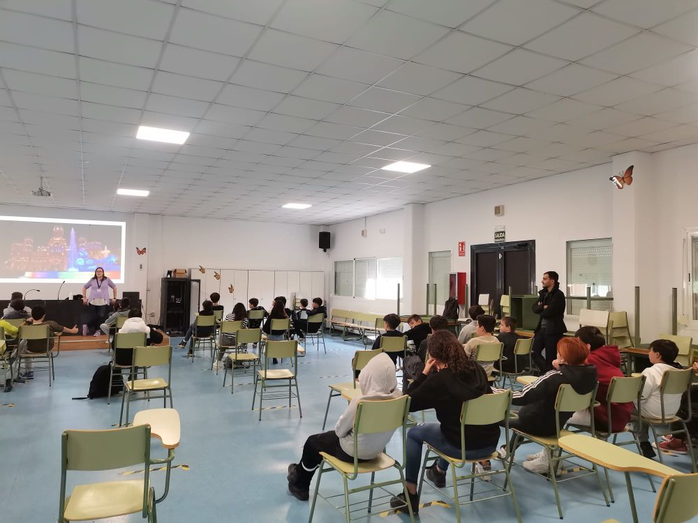Educadora de Arcópoli impartiendo un taller en un centro educativo.