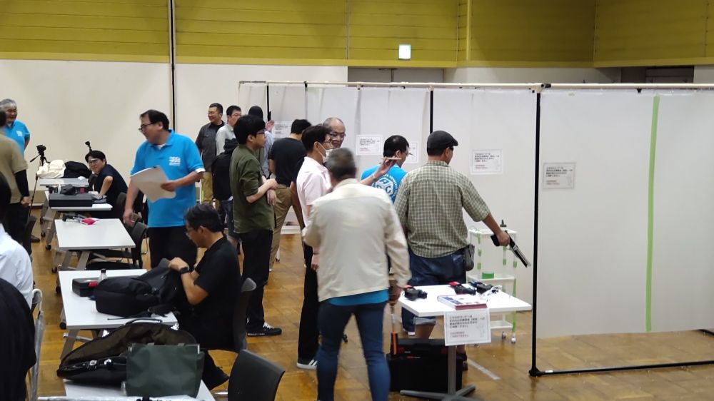 試合会場の後ろ側には練習レーンが用意され、試合が終わった選手から利用できた。見学自由で体験も自由。