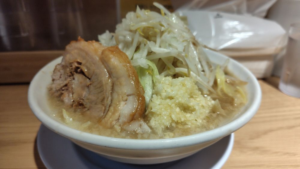 アジア系店主は日本語と英語がペラペラ。二郎インスパイア系としては、クセがなくマイルドな味わいが特徴的だ。物足りないといえばそうだが、それもまたよし。トッピングの仕方はちゃんと明記してあって、初めてでも注文しやすい。