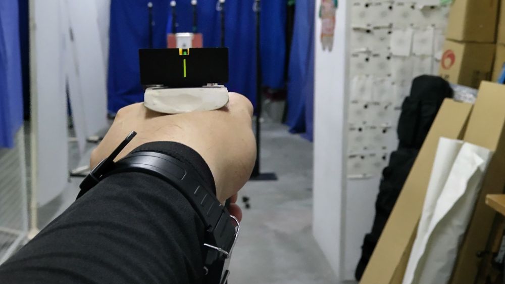 ピストル左手の置き撃ち。