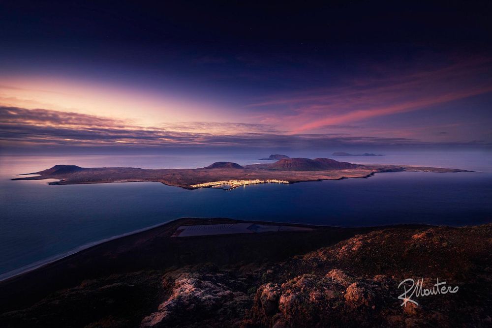 島の風景に広がる静かな暮れなずむ時