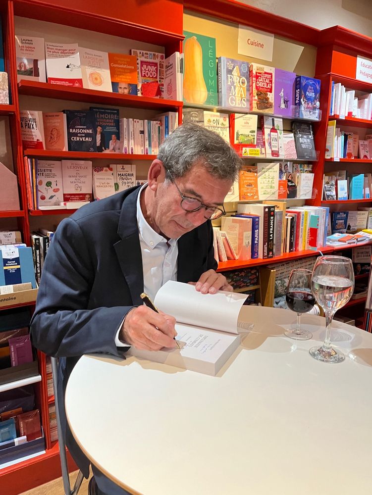 L'ancien diplomate Jean-Maurice Ripert dédicace son livre "Diplomatie de combats" à la librairie La Page à Londres.