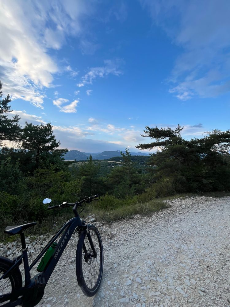 Vue depuis la route de montagne en direction d’Eyzahut. 