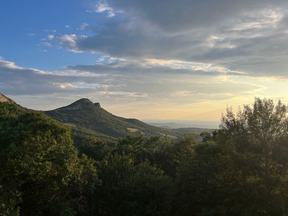 Paysage depuis le village d’Eyzahut dans la Drôme. Montagne et soleil couchant