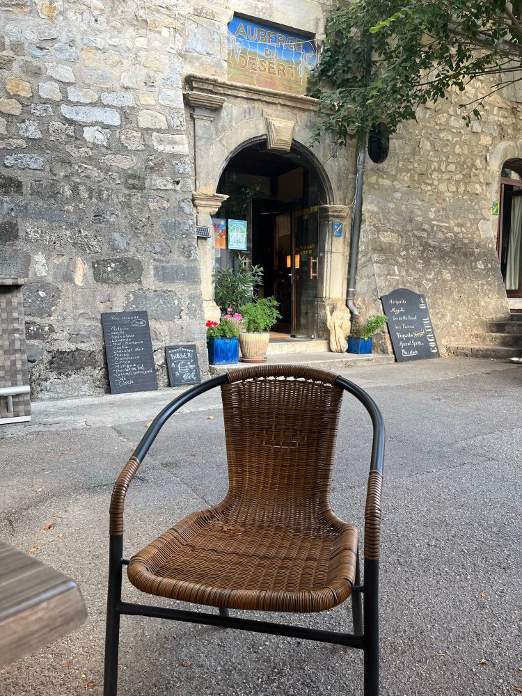 Façade de l’auberge du désert avec une chaise vide au premier plan