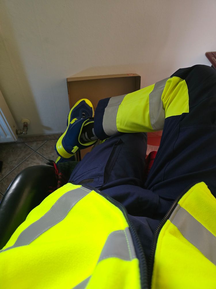 Strauss Kastra II mid navy/high vis combined with matching Blaklader stretch pants & Mascot high vis yellow fleece jacket