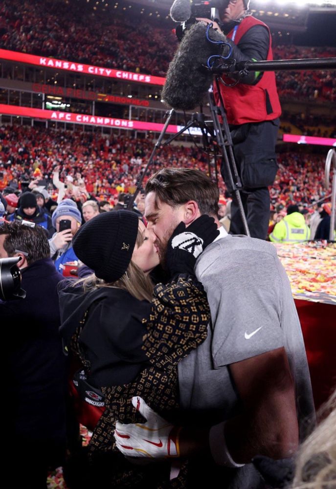 Taylor Swift and Travis Kelce kissing 