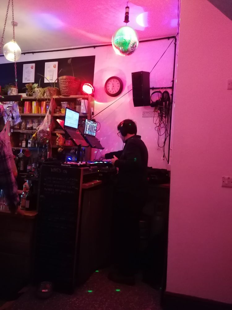 Guest dj, matt of vieon doing a dj 