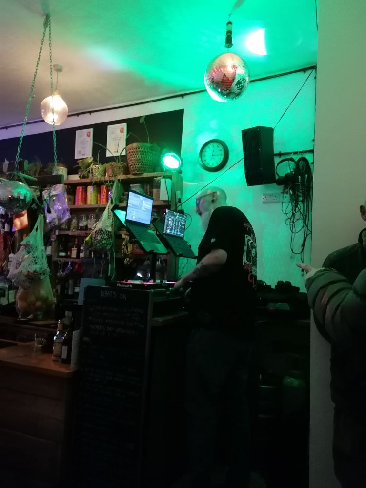 Analogue trash, ADBT doing a dj