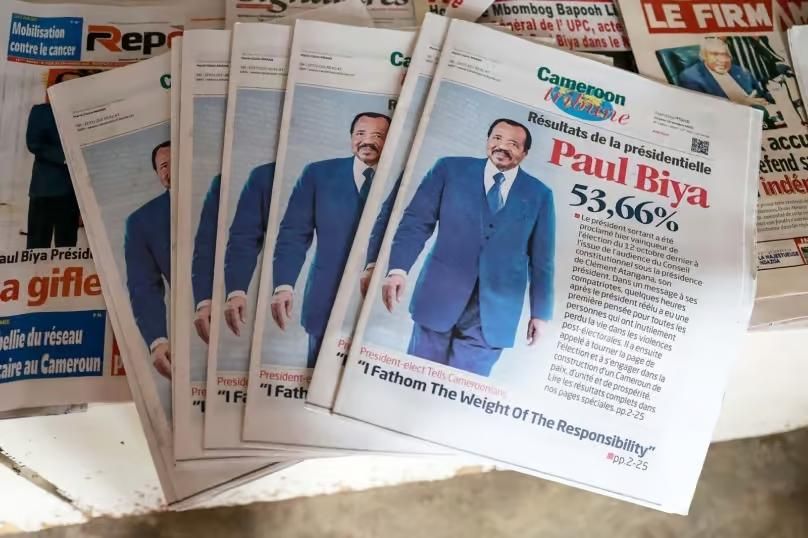 Le Cameroon Tribune et sa couverture sur la réélection du président camerounais Paul Biya, dans un kiosque à journaux à Yaoundé, le 28 octobre 2025, au lendemain de l'annonce des résultats de l'élection présidentielle au Cameroun.